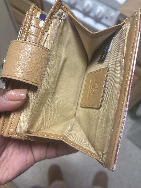 The metal part that’s supposed to hold the change, fell off of the wallet Period