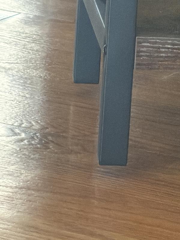 The legs don’t make contact with the floor