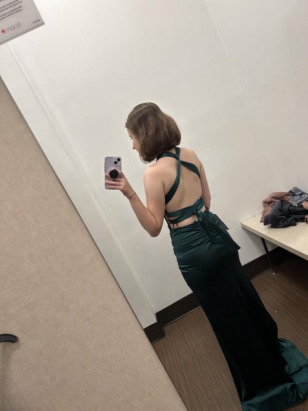 The straps across the top of the back don’t adjust. They are separate from the tied ones.