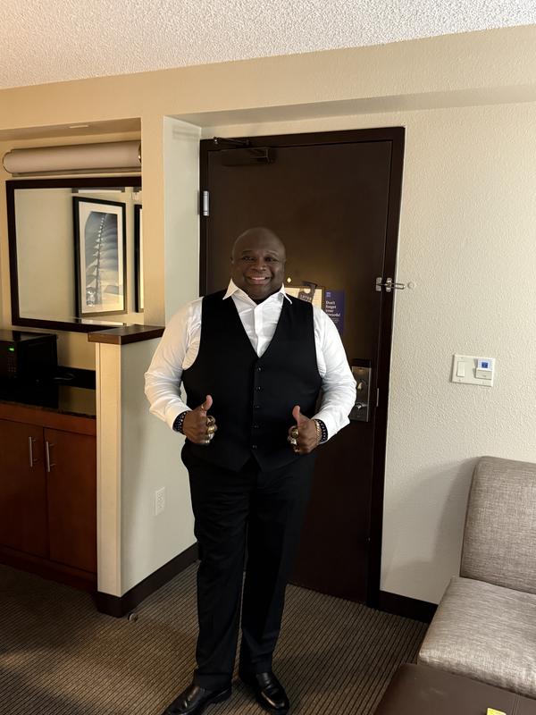 Complete Fit, Mr. Dee