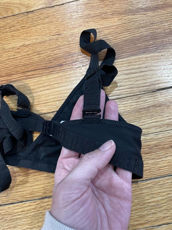 Can unhook and change where the straps go.
