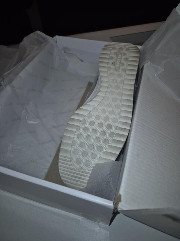 Shoes wear apparently worn, glued and dirty! Obviously no q&a prior to packaging!