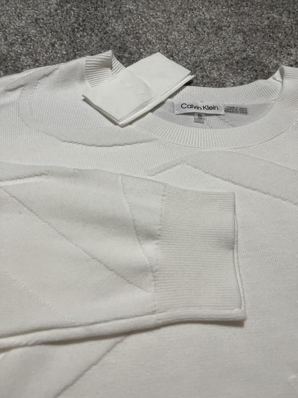 Note tissue for color reference. True white.