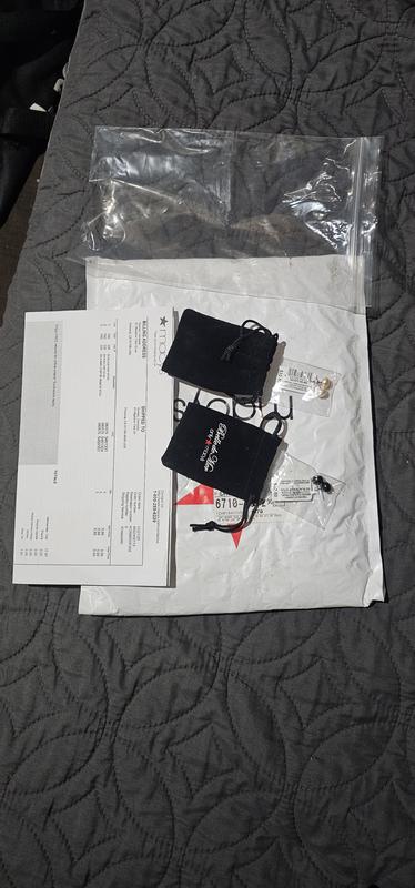 Black and pink pearl earings. No white pearl earings.