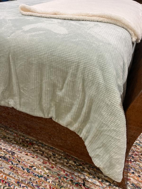 Covers the entire bed