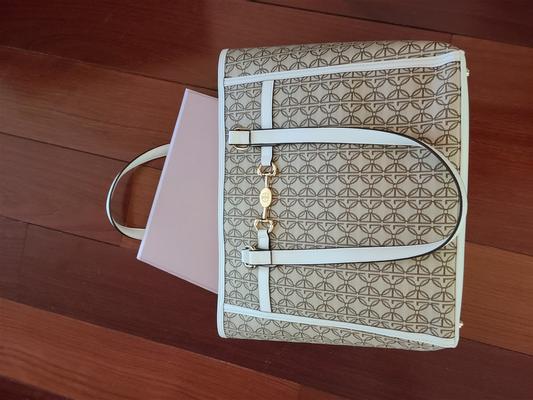 My tablet fits in the tote easily