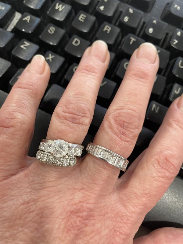 Complements my wedding ring and band