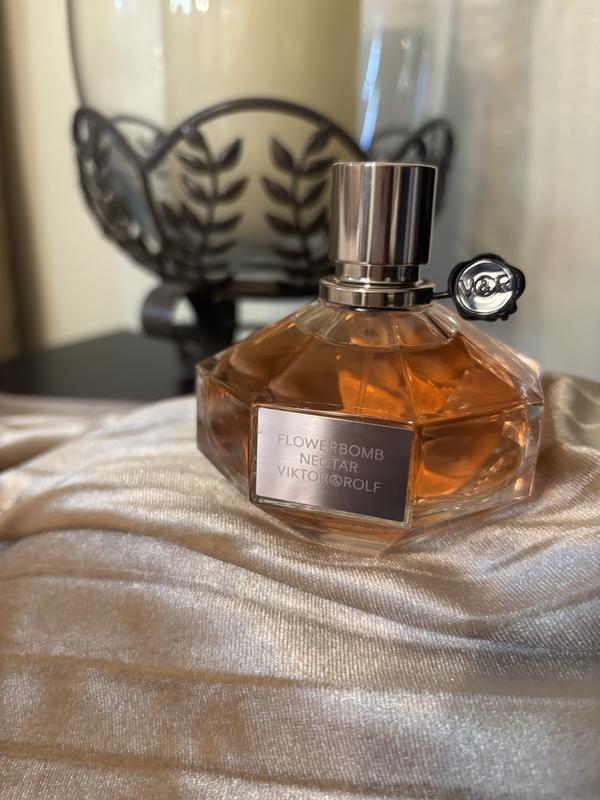 Sweet scent, beautiful bottle, and totally obsessed with Viktor & Rolf Flowerbomb Nectar!
