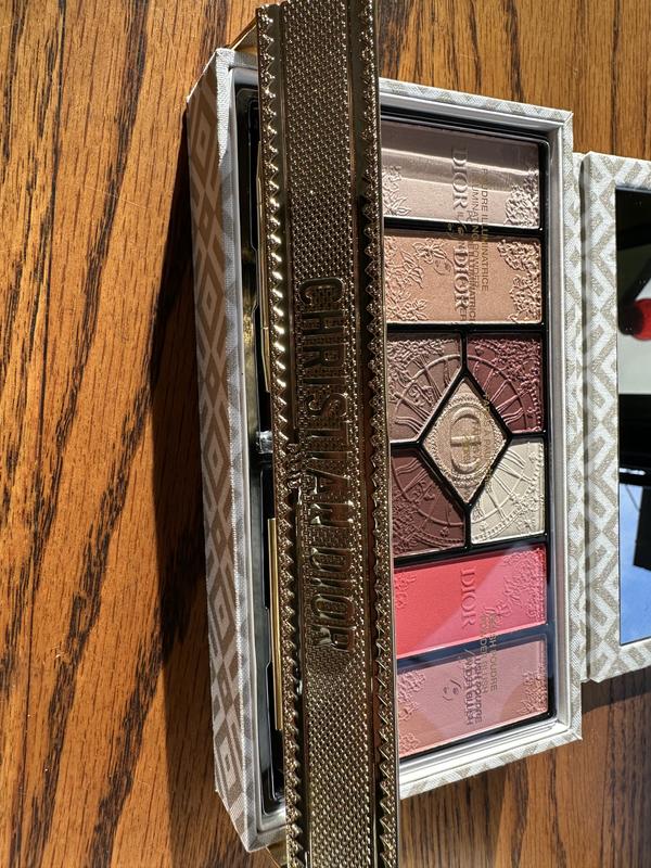 The gold Dior bar folds up to keep the box securely closed.