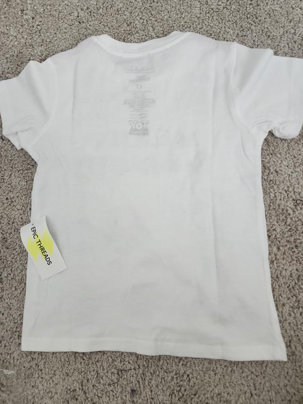 I did notice some of the hemming has red in it around the neck area in the back, but I'm not suprised considering how thin the material is. It doesn't bother me.