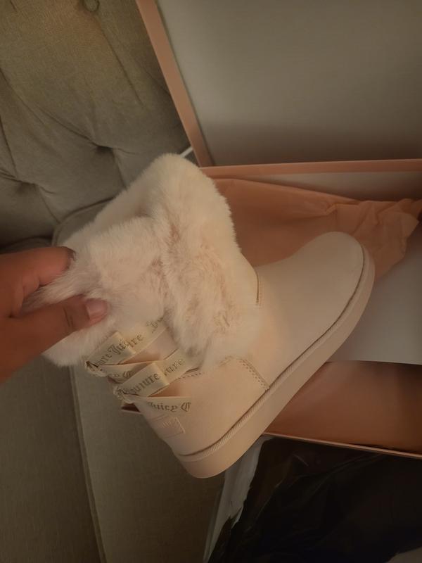 The color is not accurate here as the photo was taken under yellow light :)