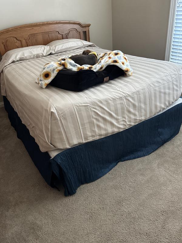 Top sheet does not cover mattress.