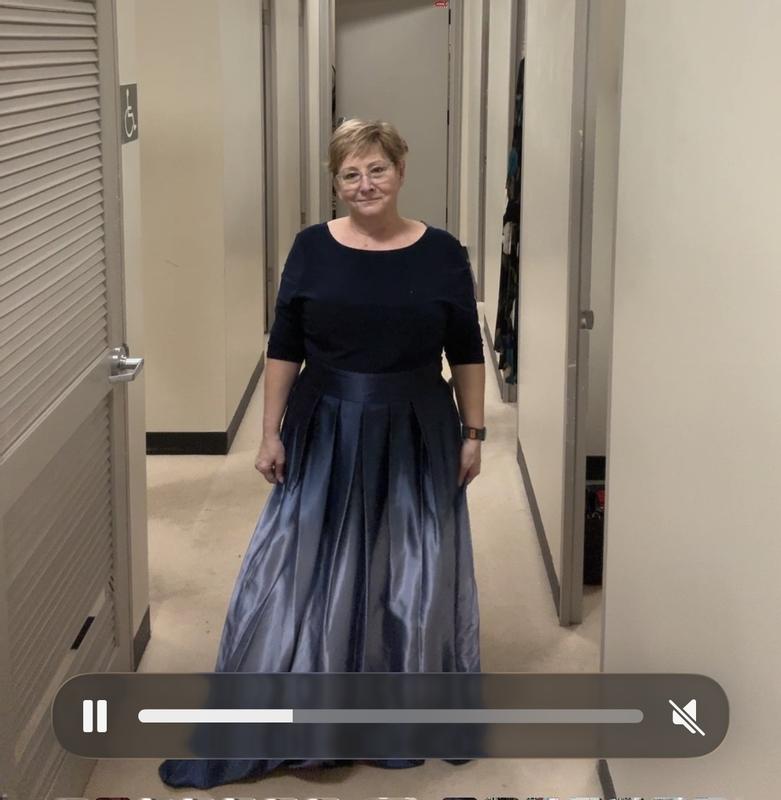 5’1” 180# 14 Regular and I’m an Apple Shape.  Had to go up from a 14 regular (this photo)because I didn’t want to strain the zipper where it meets at the fabric change.  The 16P I ultimately kept is able to just go over my head.