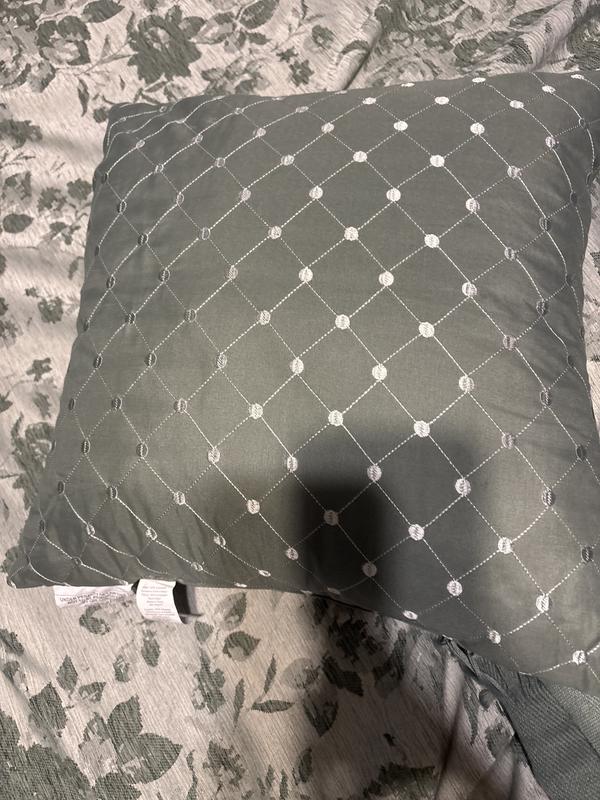 Love the decorative pillows and throw blanket