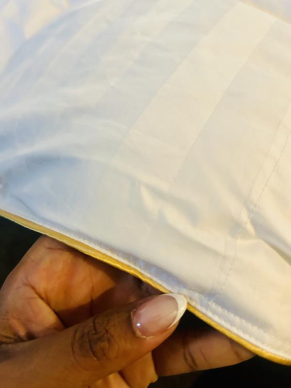 Golden colored seam around the entire comforter