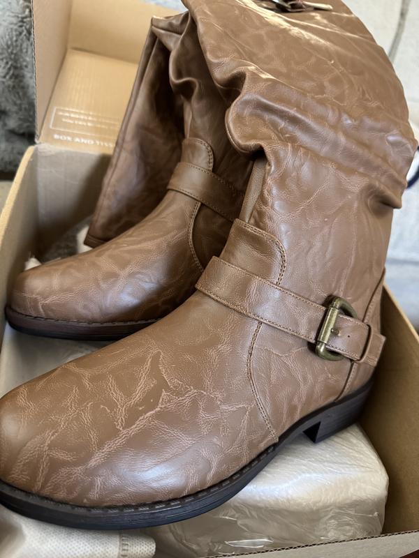 What I believe is supposed to look like leather wrinkles is really a poor job in the dye and design.