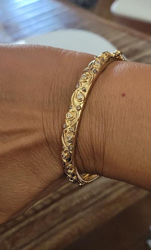 Beautiful bracelet, more sparkly than the photo, heavy and solid too