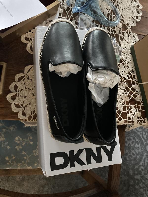 Showing black shoes instead of "Natural" (Biege color)