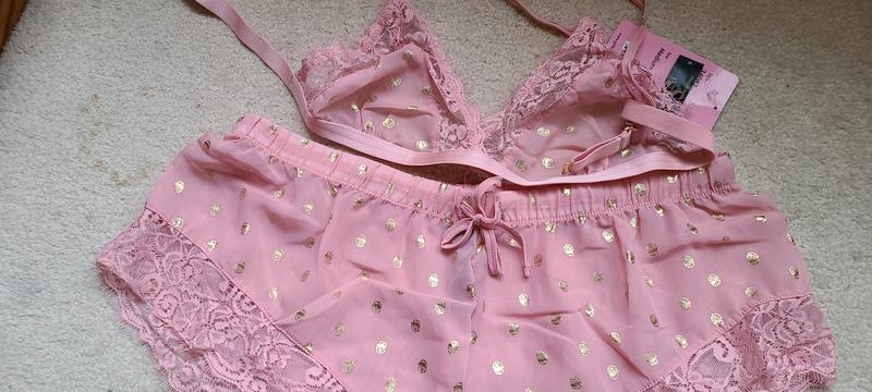 Cheeky short with lace trim, tie waist + triangle-cut bra with lace trim. Bra straps have to be tied ontop the shoulders