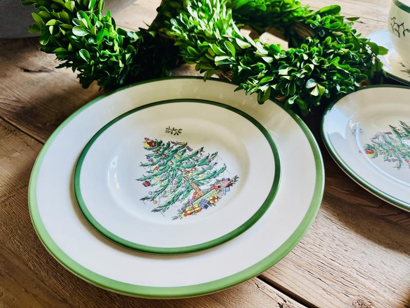 Beautiful green border on the plates.
