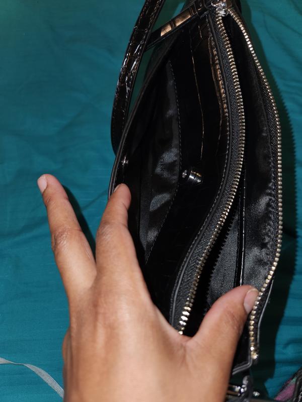 Back portion of Pruse with extra space for valuables