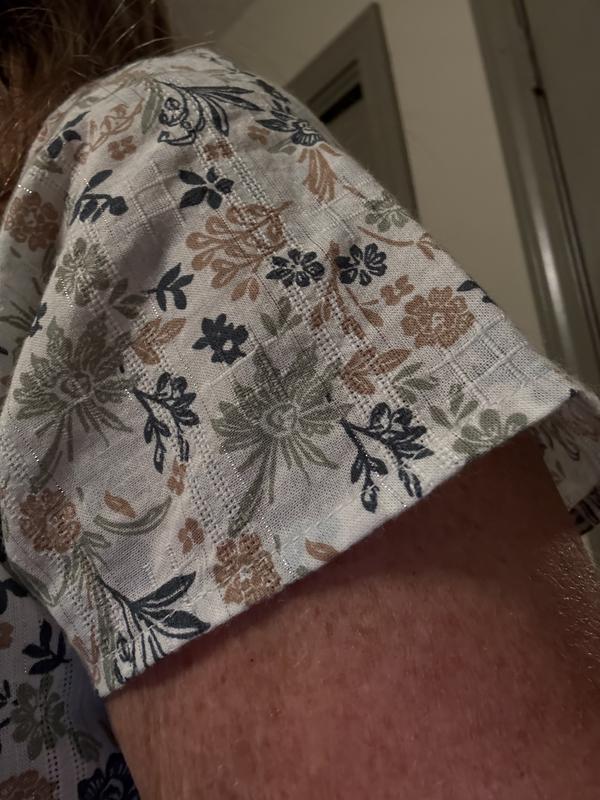 Cute floral print top with metallic accents