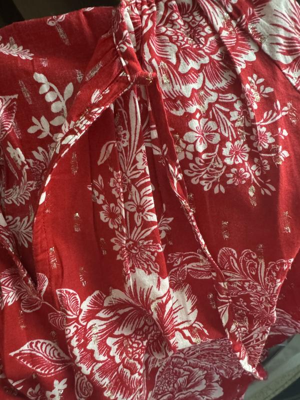 Love the metallic thread detailing