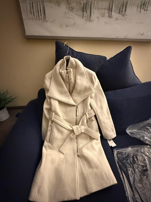 It’s great but when u wear it , it collects at the back only happens when u zip the inner vest and leave the coat open :(