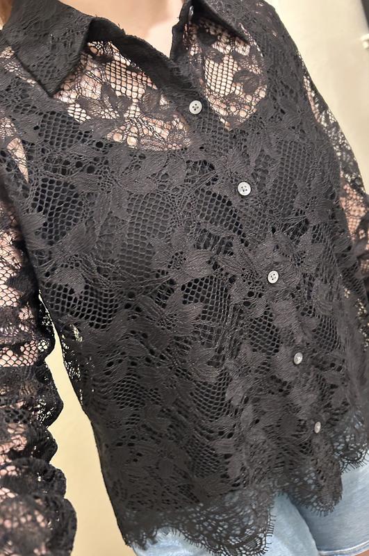 Lace top with black tank top underneath ( I am 5’1” size 8/10 wearing a medium for reference)