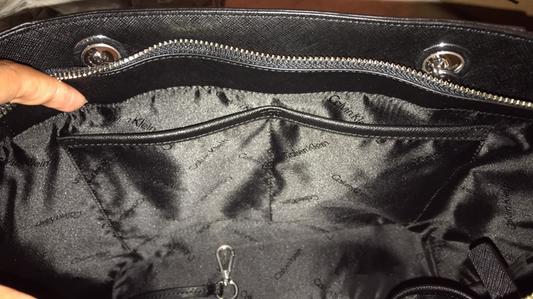 other side of inside of tote with 2 pockets