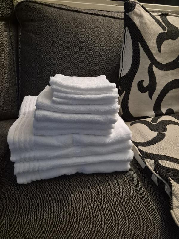 12 Towels Set, 3 diferent sizes.