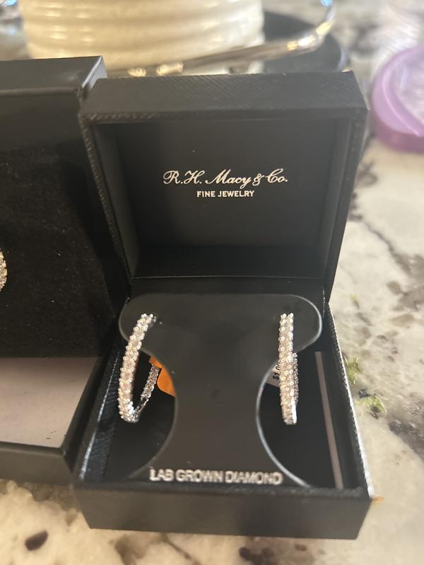 Very white diamonds and expensive looking.