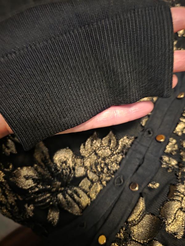 Smooth nice soft cuffs on wrists.