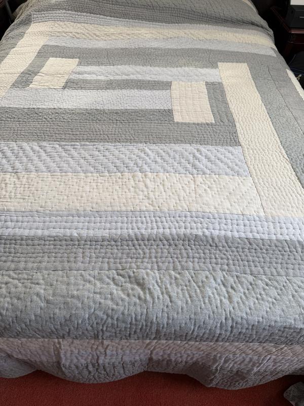 Looks Beautiful I’m very happy with the look it gave my room.  Looks elegant the colors are great.  It’s soft very cozy.  I like the colors.  My mother loved the look.  I wouldn’t change the color.  Great for the holidays.