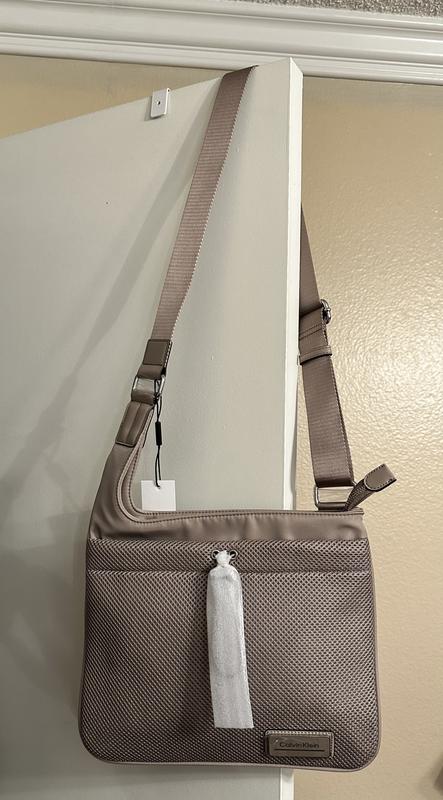 See how the zipper hangs out of the purse