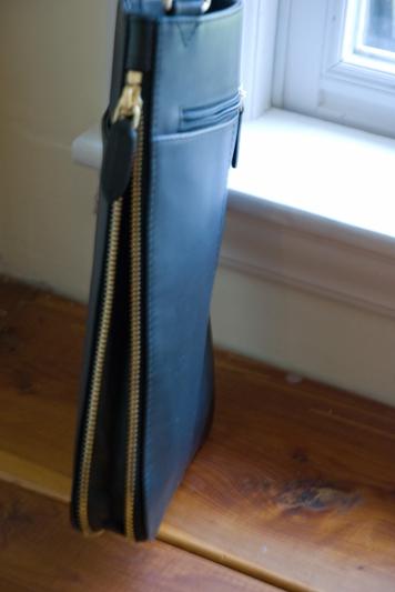 Side zipper to expand bag's size