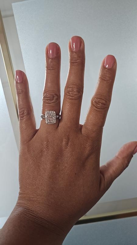 It's more pretty 😍 when you wearing 😍 I was so excited 😊 I'm so happy that finally I have my engagement 💍 ☺️ ring 💍 my dream ring 💍 it's exactly what you see on the picture 📸 it's not different 😊 I recommend 100 porcent. I have it on time ⏲️
