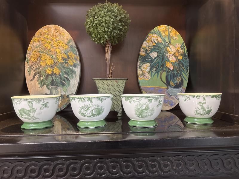 Le Hardin Dinner Plates are All Same Design 
The cups, salad plates and bowls have four designs.