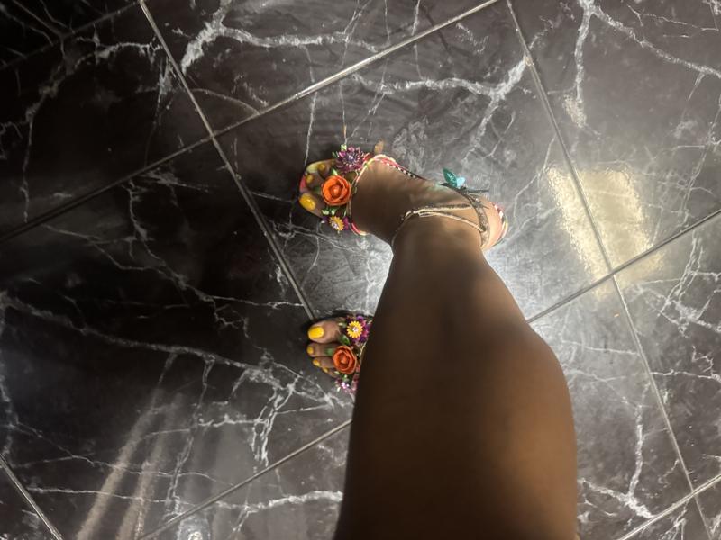 [SAEL!!] ★Betsey Johnson Karra★ サンダル Amazon.com | Betsey Women's Karra Heeled Sandal, Red Green