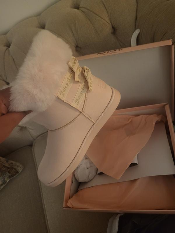 The color is not accurate here as the photo was taken under yellow light :)