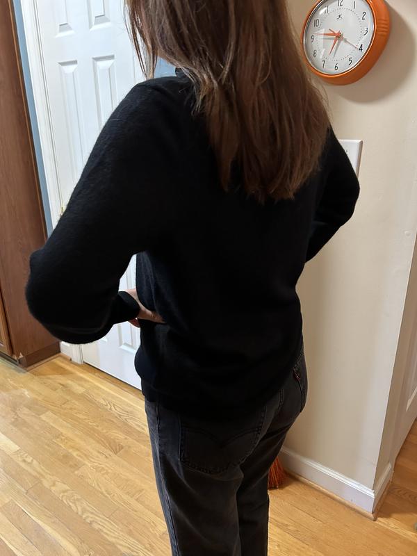 slimming black v-neck in cashmere