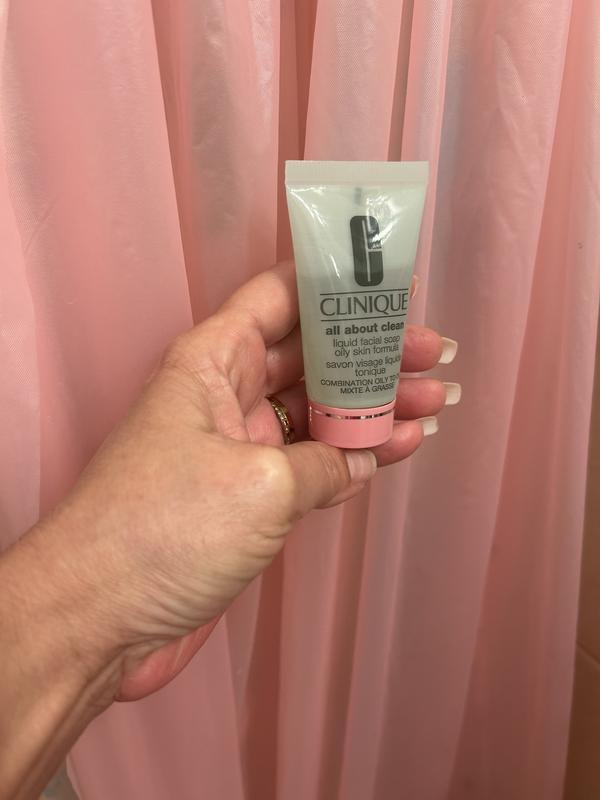 I loved this set, it's perfect for trying the products before buying the full sizes.
The cleansing lotion leaves my skin soft, the toner is refreshing, and the moisturizer hydrates without feeling greasy. Very practical for travel too.