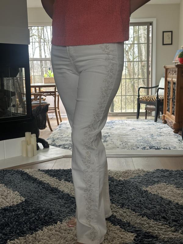 Snug in the buttocks, pairs nicely with a Spring colored top.