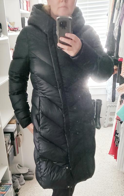 Asymmetrical zipper on the right. This helps to create a slimmer appearance in such a large coat.