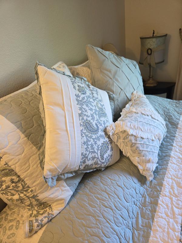 Love the easy, unforced accent pillows collection.