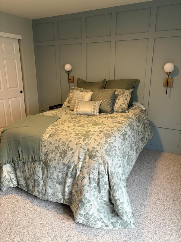 This 14-piece set has everything you need to completely outfit your bed.