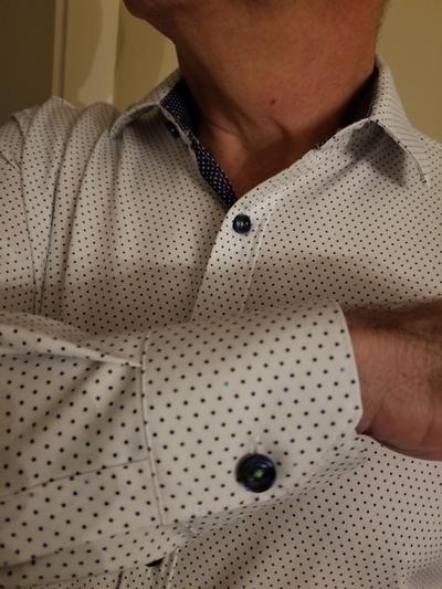 Contrasting buttons and chamfered cuff