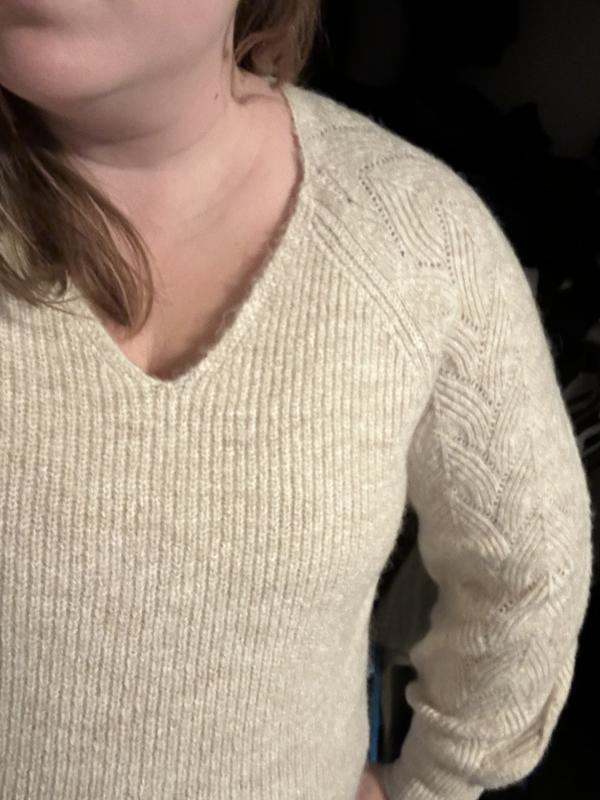 Love the neckline & sleeve details