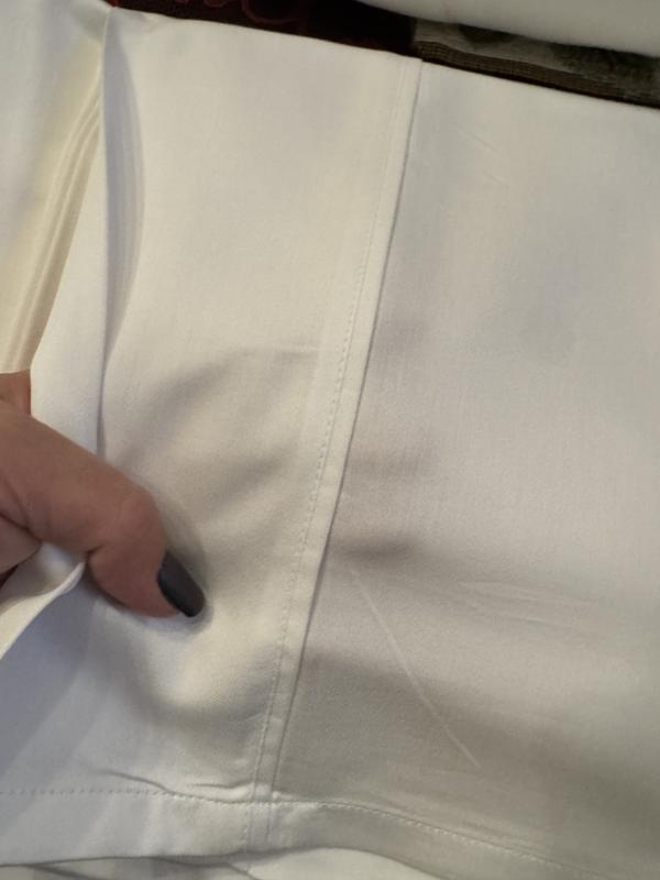 Nice finished edge, possibly thin as you can see my fingers through the sheets. Maybe this is why they are cool?