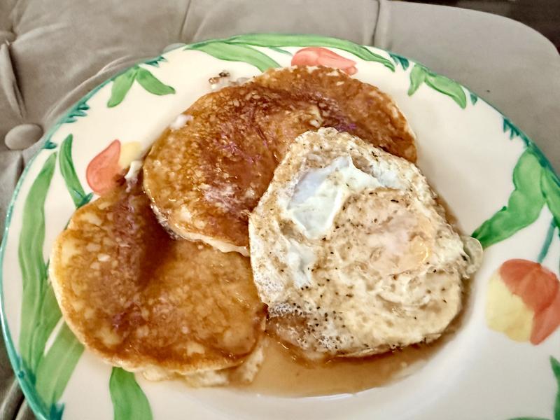 Pancakes and an egg overceasy